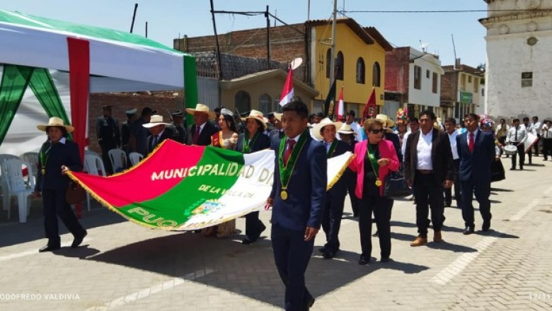 DESFILE CÍVICO EN PUQUINA