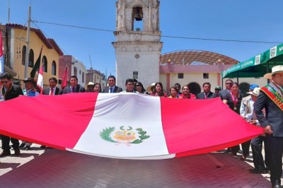 Paseo del Pabellón Nacional por el Bicentenario del Distrito de Puquina.