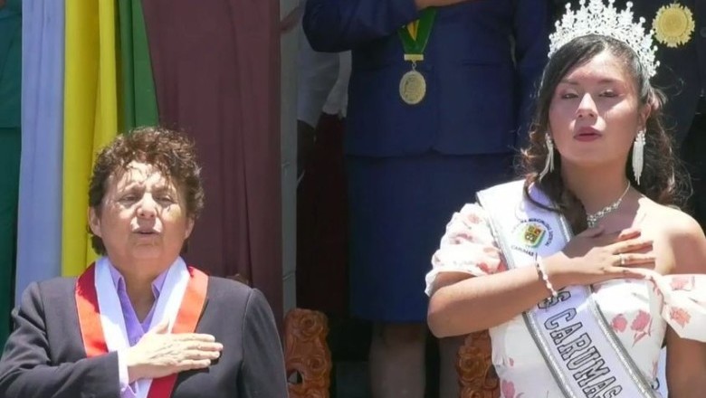 SUSEL PAREDES CANTÓ EL HIMNO PATRIO EN LA PLAZA CARUMEÑA