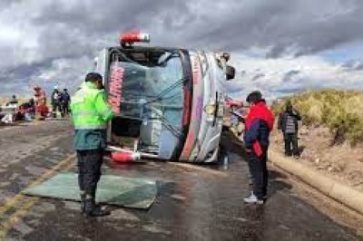 BUS QUE LLEVABA ESCOLARES EN VIAJE DE PROMOCIÓN SE VUELCA EN LA CARRETERA PUNO – TIQUILLACA