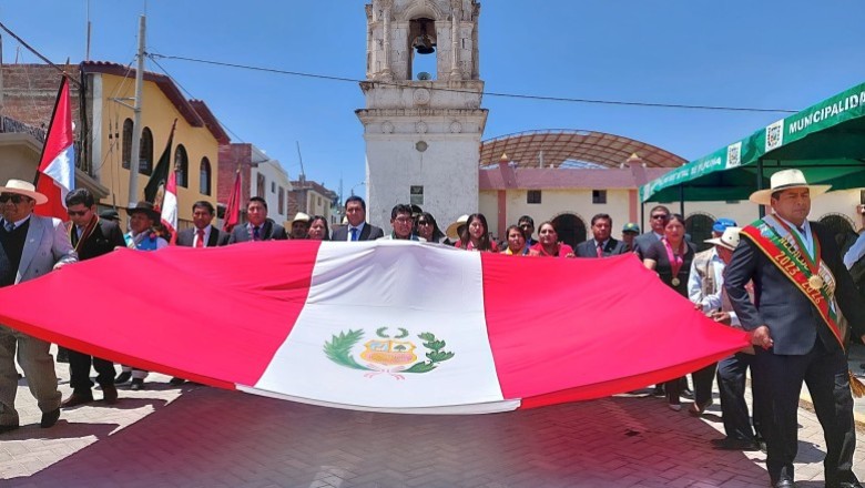 Paseo del Pabellón Nacional por el Bicentenario del Distrito de Puquina.